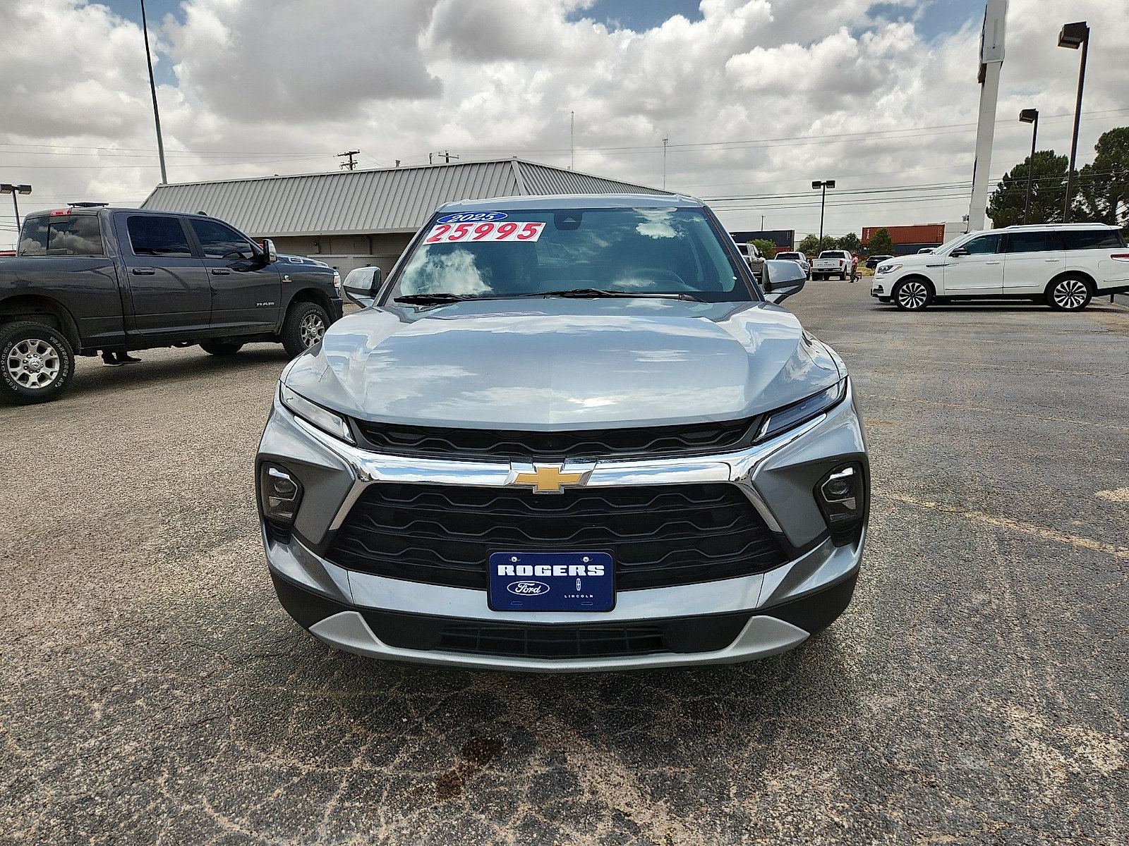 Used 2025 Chevrolet Blazer LT FWD image 2