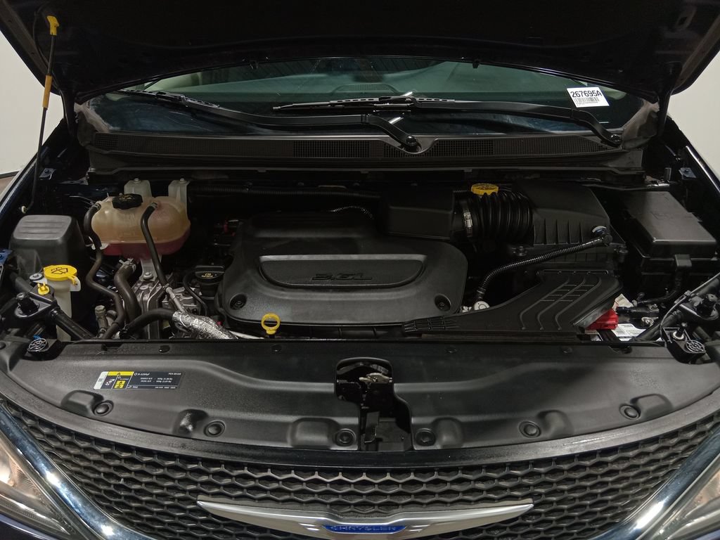Used 2019 Chrysler Pacifica Touring Plus w/ Tire & Wheel Group FWD image 12