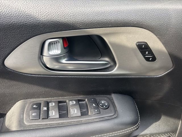 Used 2023 Chrysler Pacifica Limited w/ Uconnect Theater Family Group image 13