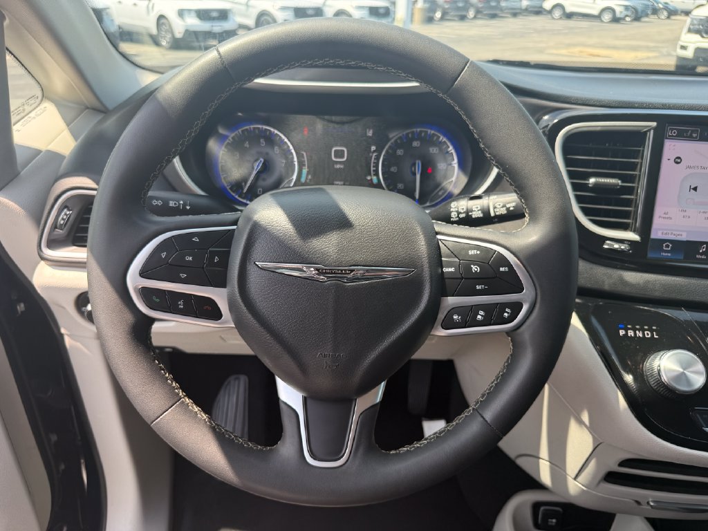 Used 2024 Chrysler Pacifica Touring-L FWD image 26
