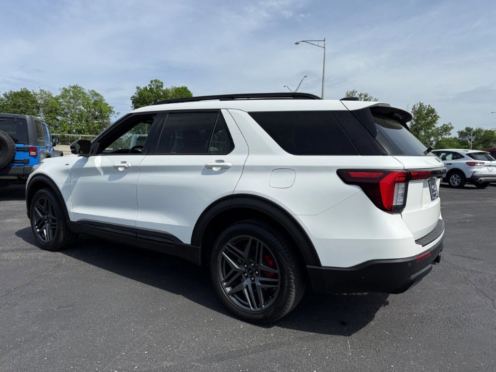 Certified 2025 Ford Explorer ST-Line w/ ST-Line Street Pack image 5