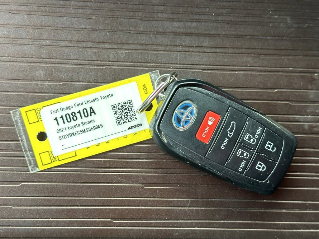 Used 2021 Toyota Sienna XLE image 36