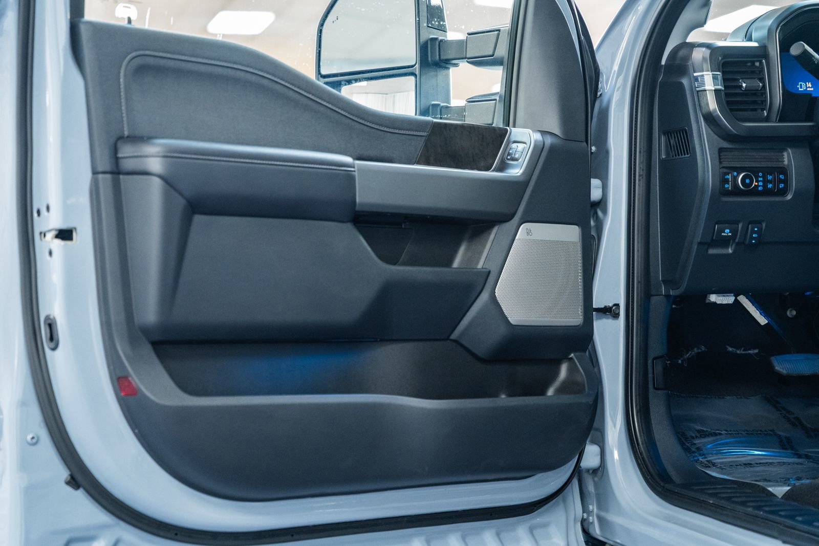 Certified 2025 Ford F250 Lariat w/ Black Appearance Package image 45