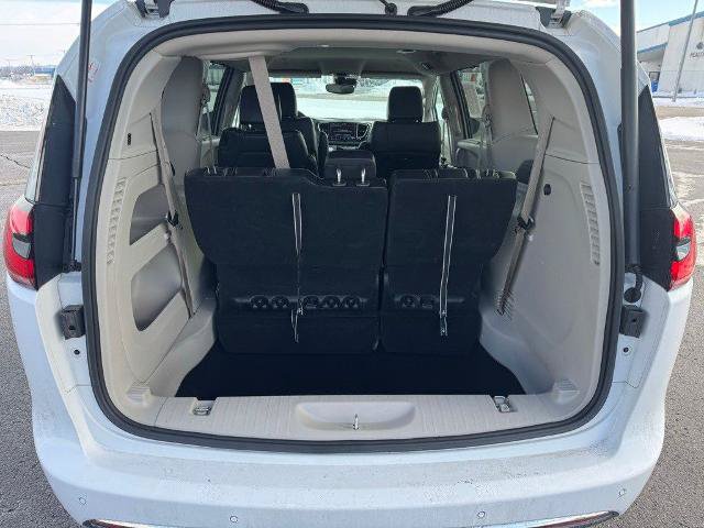 Used 2024 Chrysler Pacifica Touring-L FWD image 11