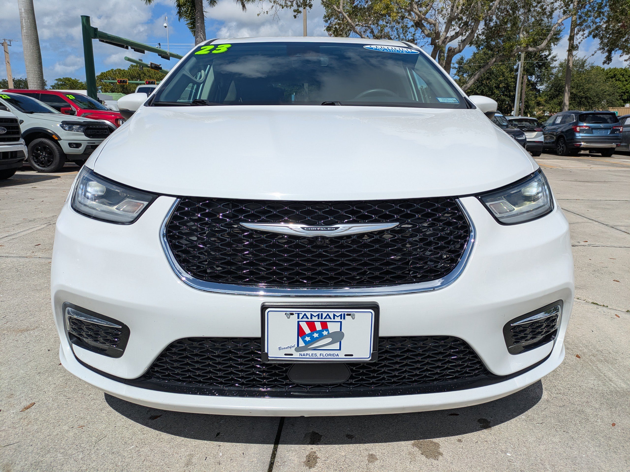 Used 2023 Chrysler Pacifica Touring-L FWD image 8