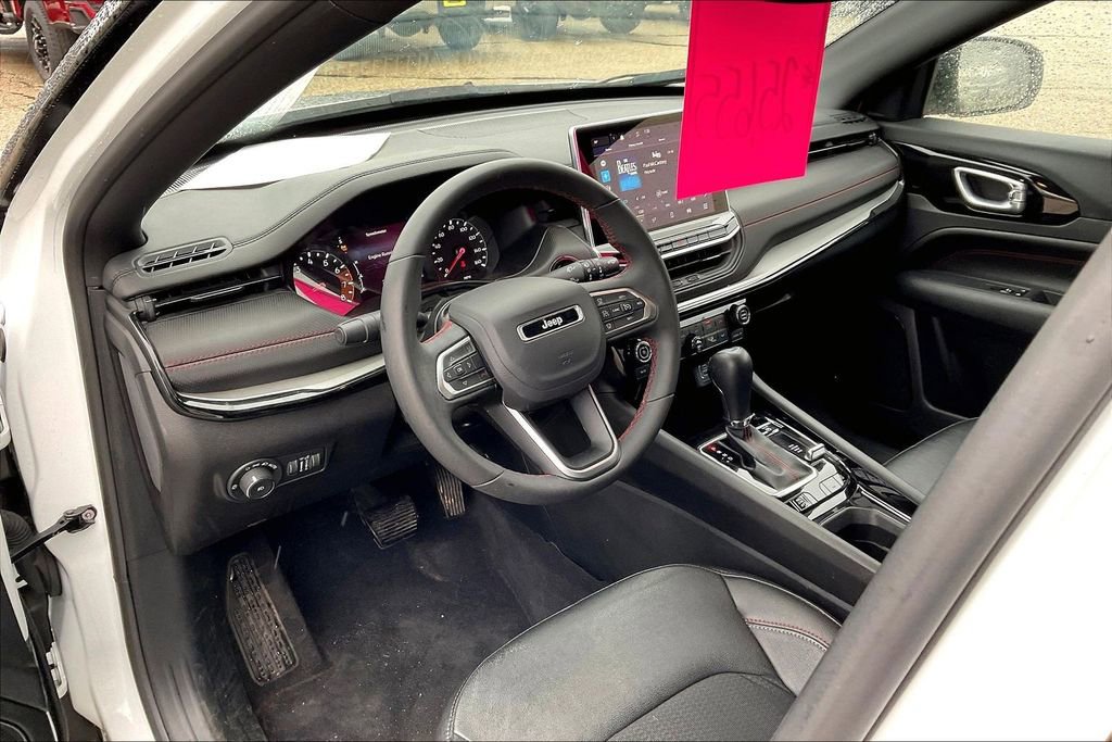 Used 2025 Jeep Compass Trailhawk AWD/4WD image 7