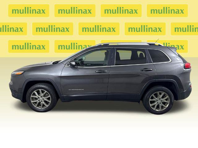Used 2017 Jeep Cherokee Latitude w/ Cold Weather Group FWD image 12