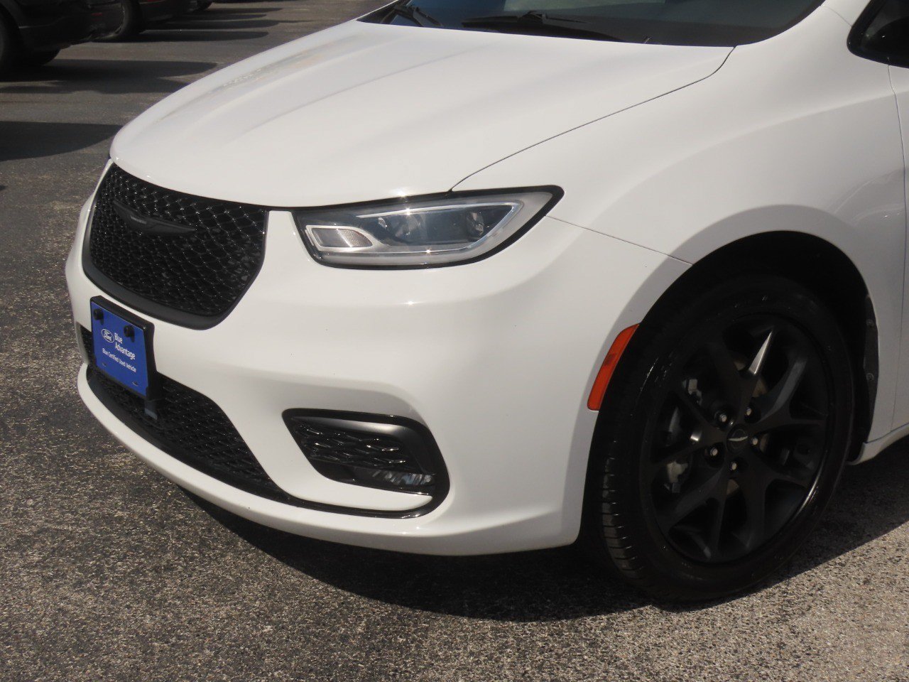 Used 2025 Chrysler Pacifica Limited FWD image 3