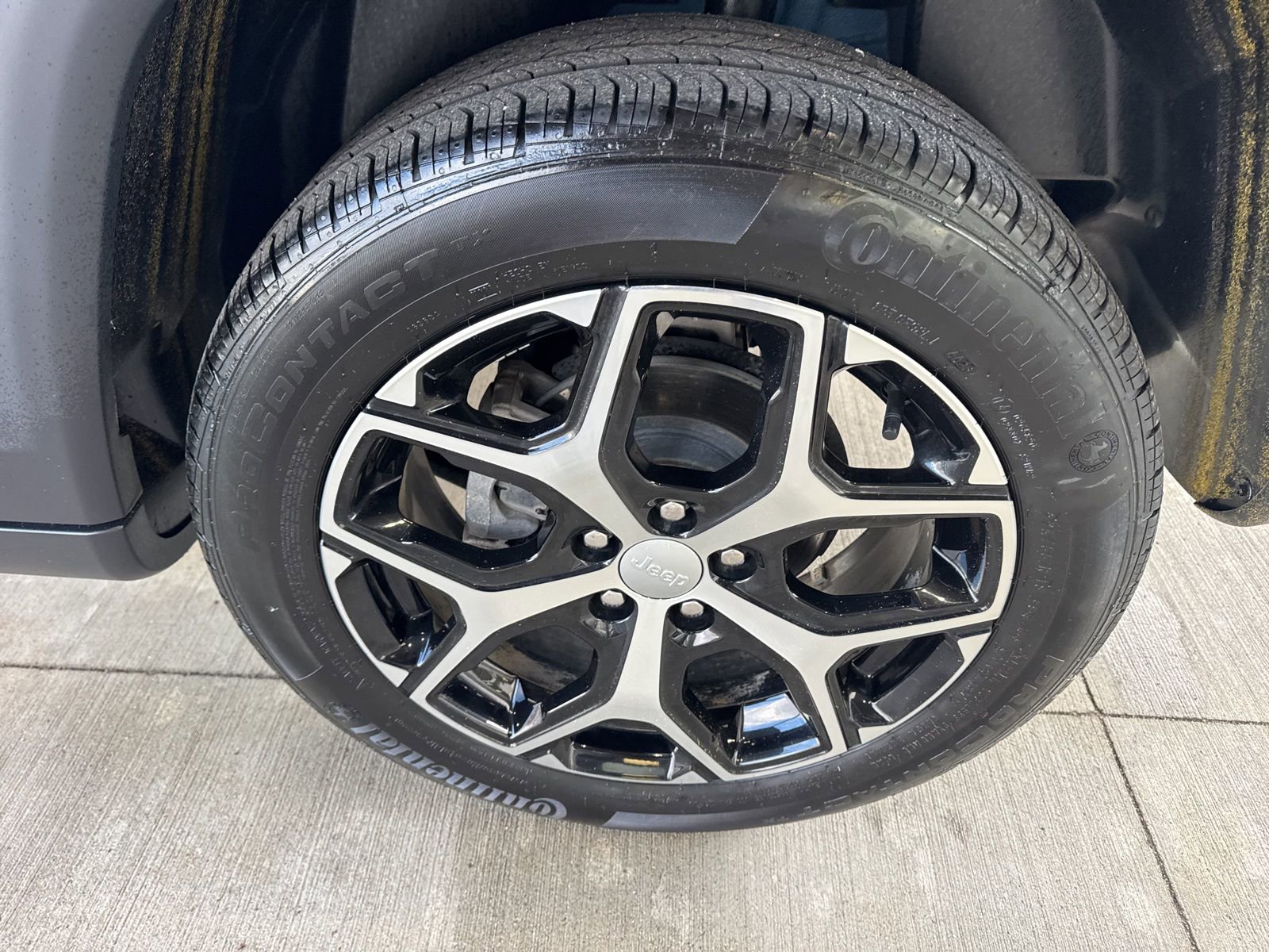 Used 2024 Jeep Compass Limited image 18