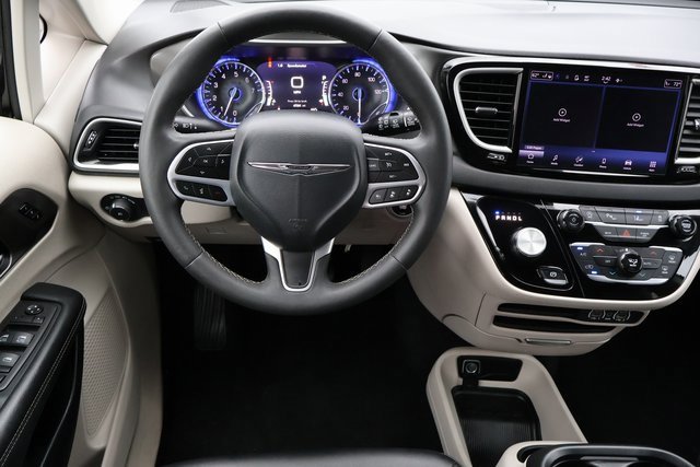 Used 2024 Chrysler Pacifica Touring-L image 4