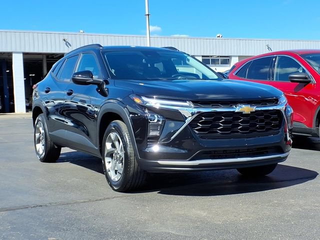 Used 2024 Chevrolet Trax LT w/ Driver Confidence Package FWD image 3
