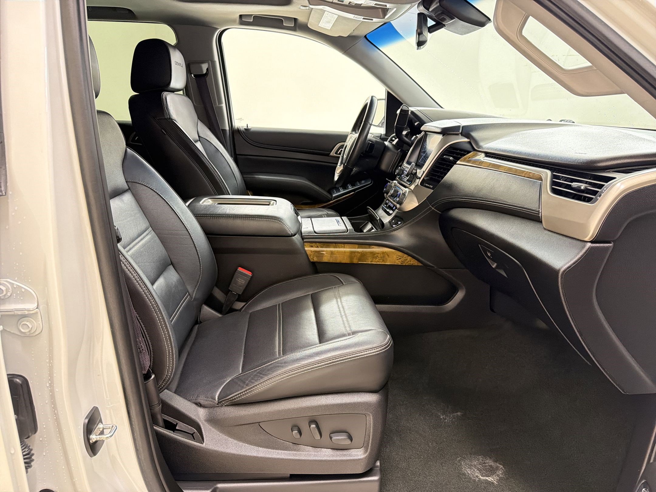 Used 2017 GMC Yukon Denali w/ Open Road Package RWD image 31
