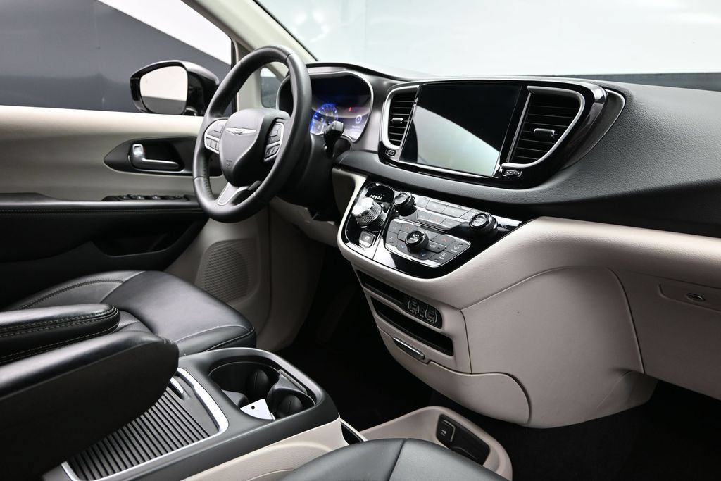 Used 2024 Chrysler Pacifica Touring-L FWD image 13