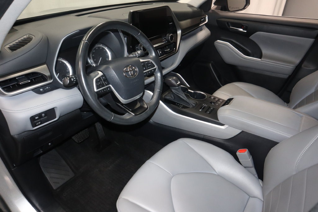 Used 2023 Toyota Highlander XLE AWD/4WD image 25