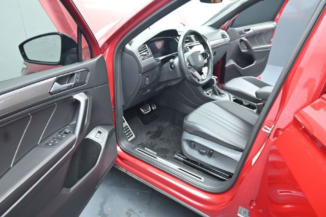 Used 2024 Volkswagen Tiguan SE R-Line FWD image 27