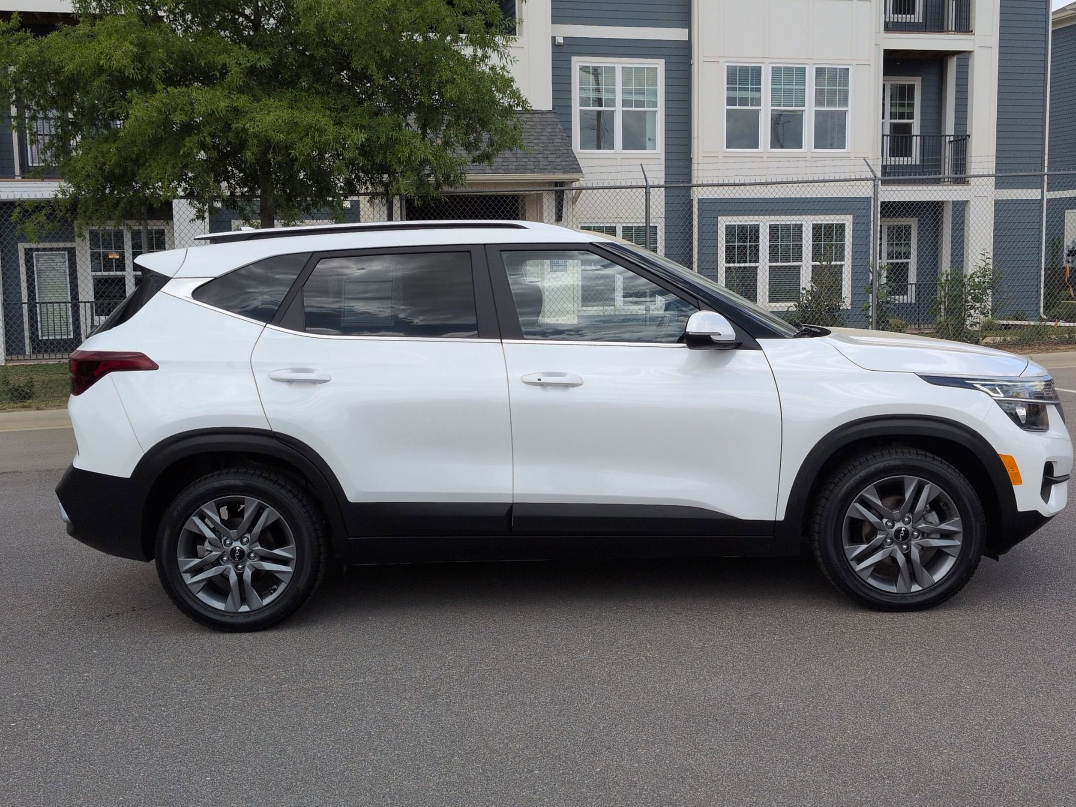 Used 2023 Kia Seltos S w/ Navigation Package image 6