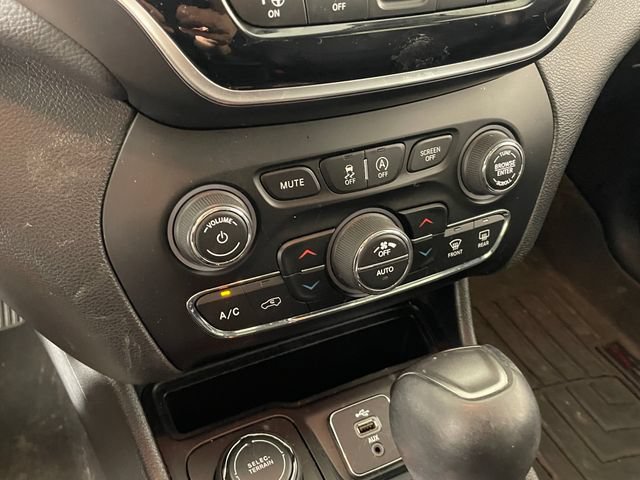 Used 2019 Jeep Cherokee Limited w/ Luxury Group AWD/4WD image 8