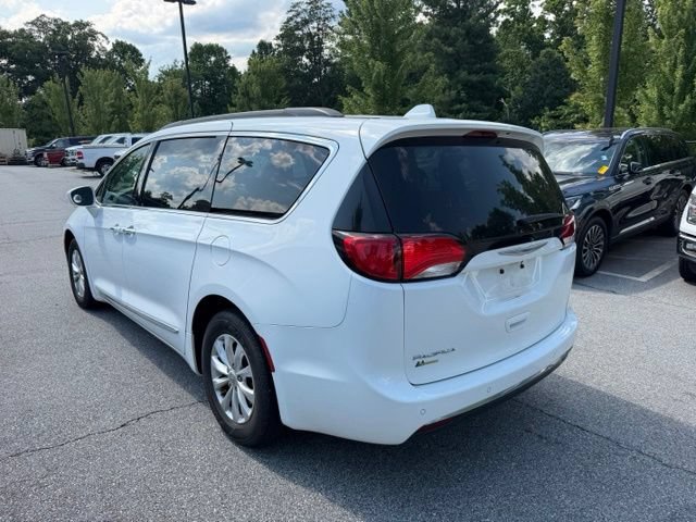 Used 2017 Chrysler Pacifica Touring-L FWD image 3