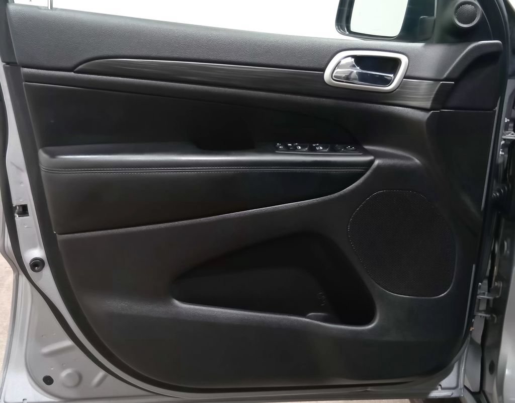 Used 2019 Jeep Grand Cherokee Laredo AWD/4WD image 16
