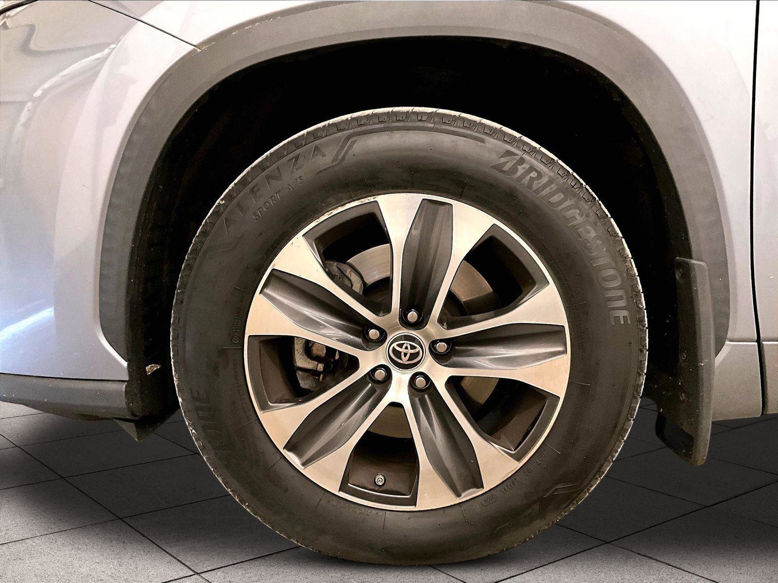 Used 2020 Toyota Highlander XLE AWD/4WD image 8