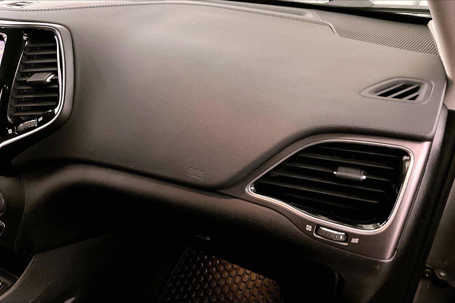 Used 2019 Jeep Cherokee Limited image 15