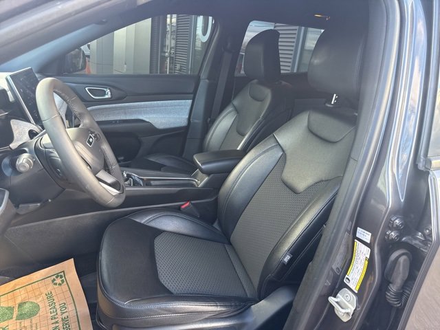 Used 2024 Jeep Compass Latitude image 16