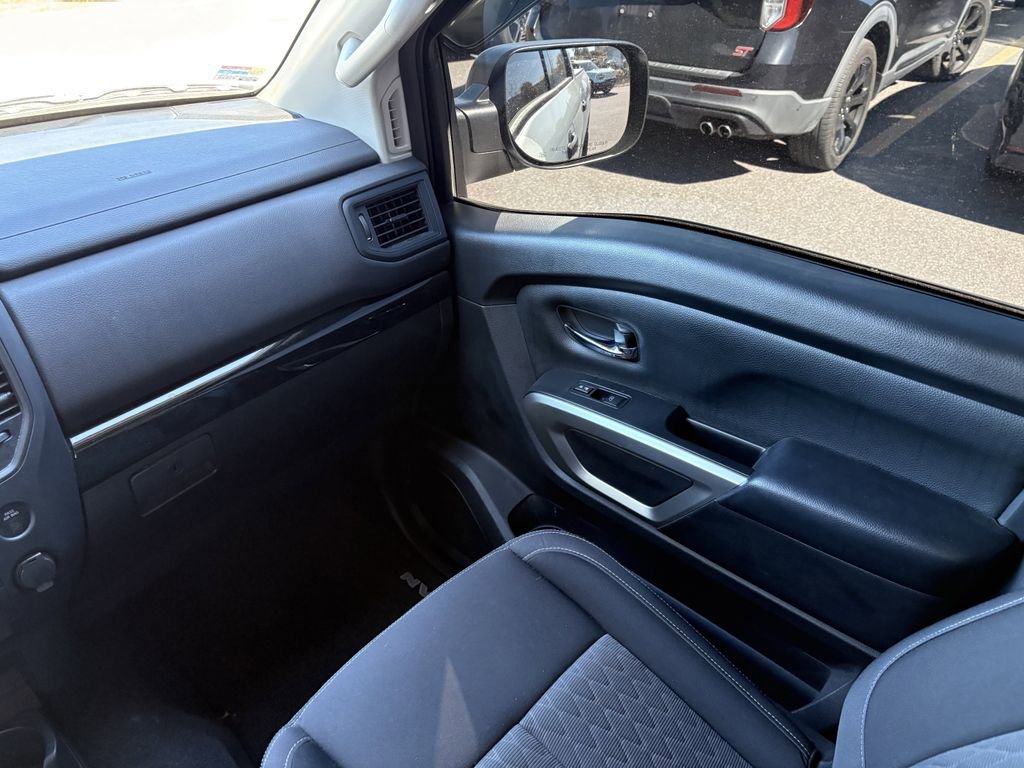 Used 2022 Nissan Titan SV image 19