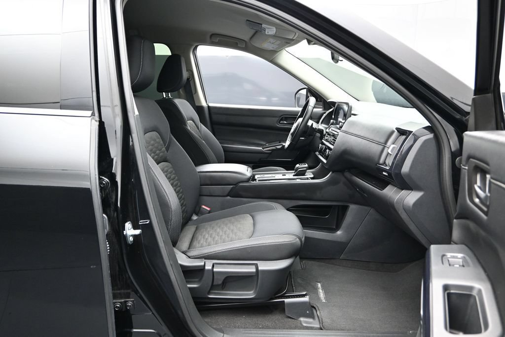 Used 2025 Nissan Pathfinder SV FWD image 23