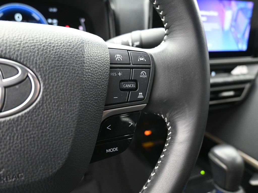 Used 2025 Toyota Camry SE image 7