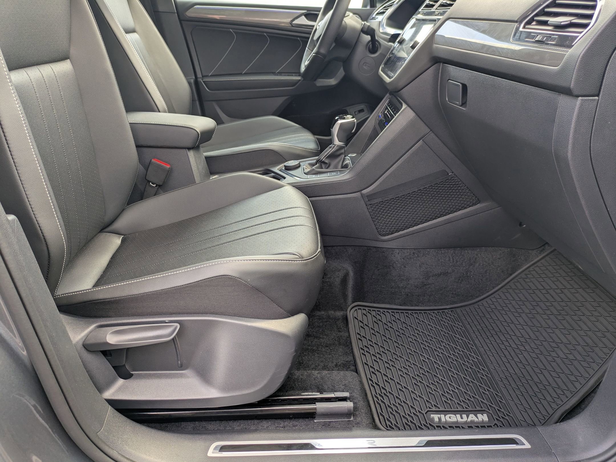 Used 2024 Volkswagen Tiguan SE R-Line image 38