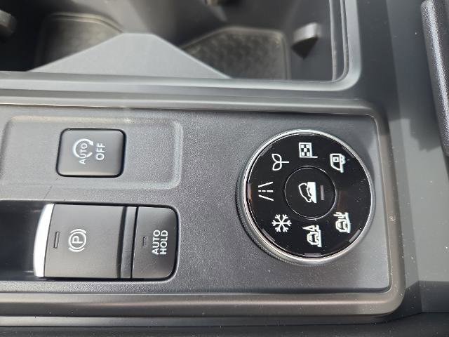 Used 2024 Nissan Pathfinder S AWD/4WD image 23