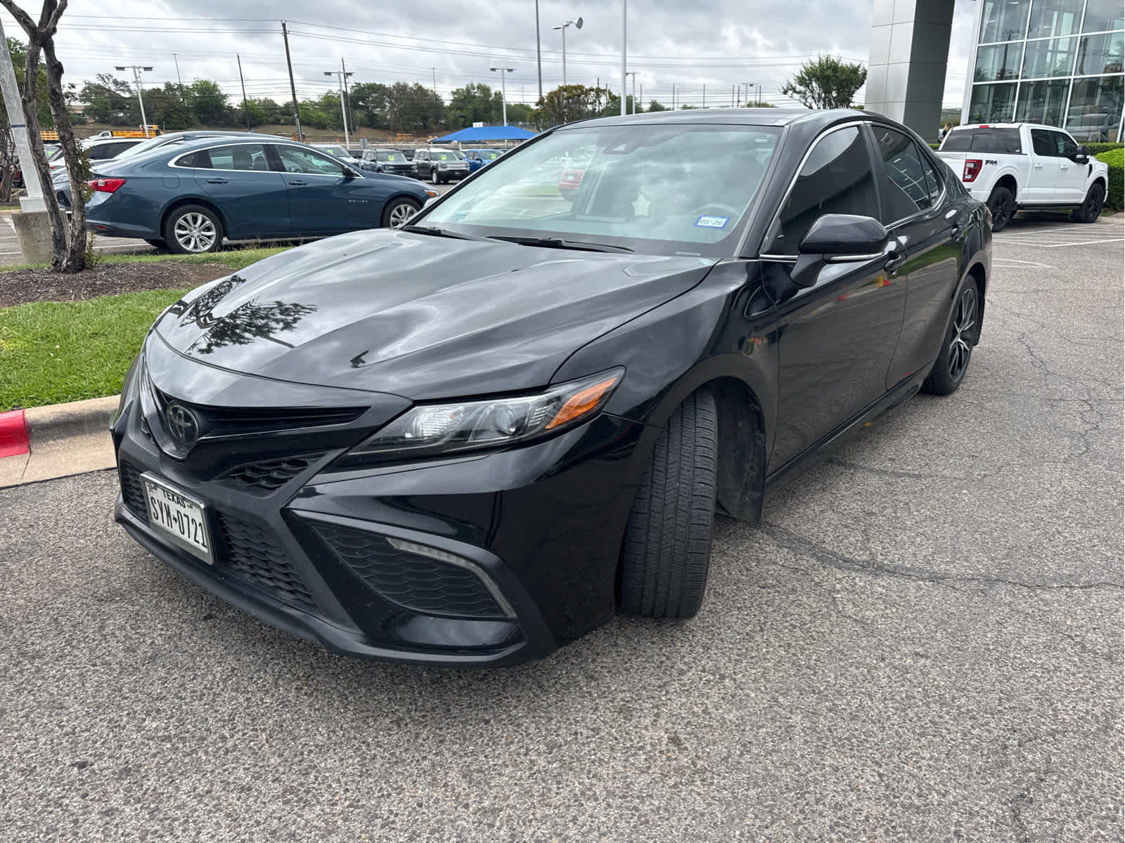 Used 2023 Toyota Camry SE FWD image 6