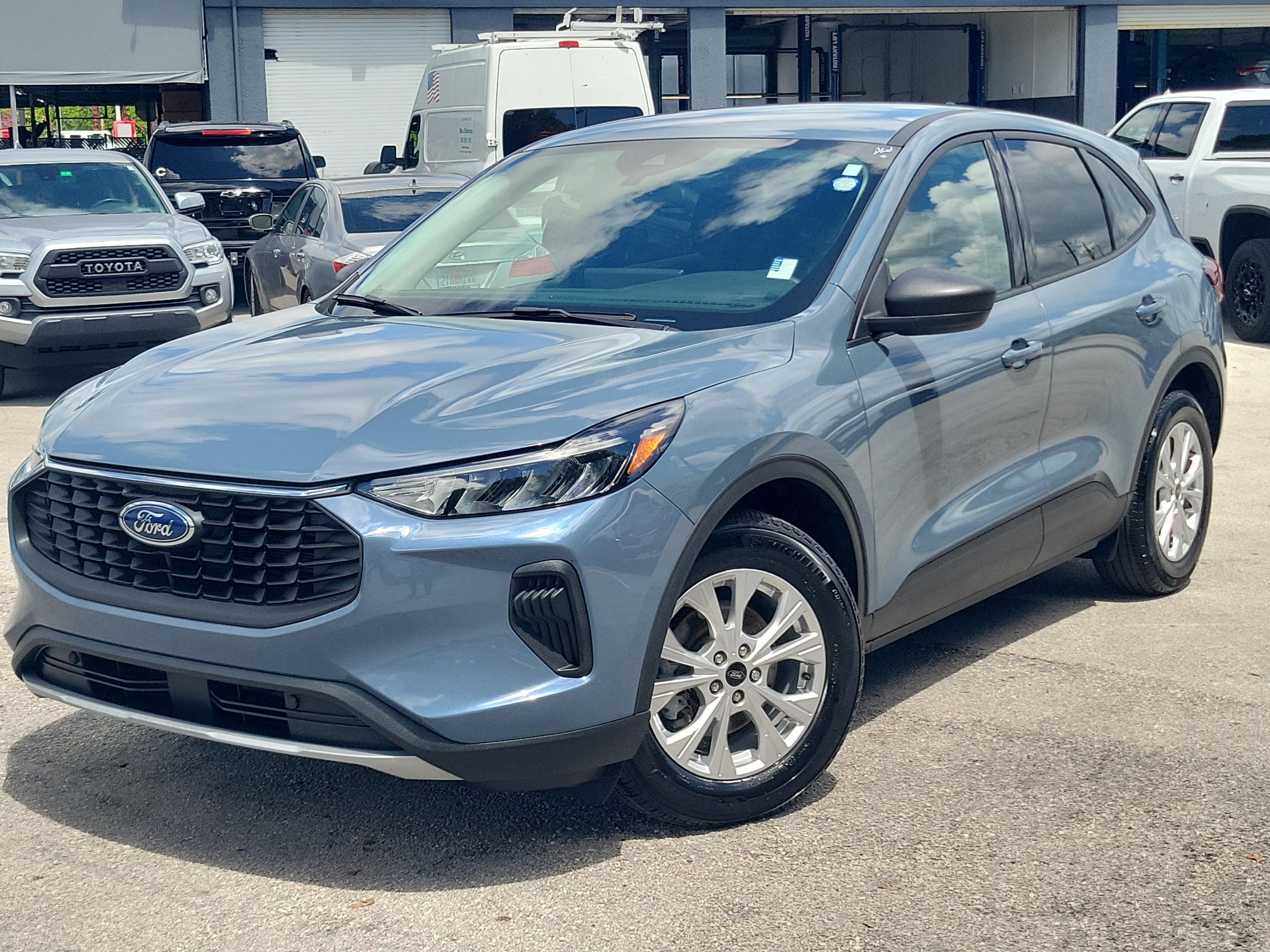 Certified 2025 Ford Escape Active w/ Tech Pack #1 FWD image 1