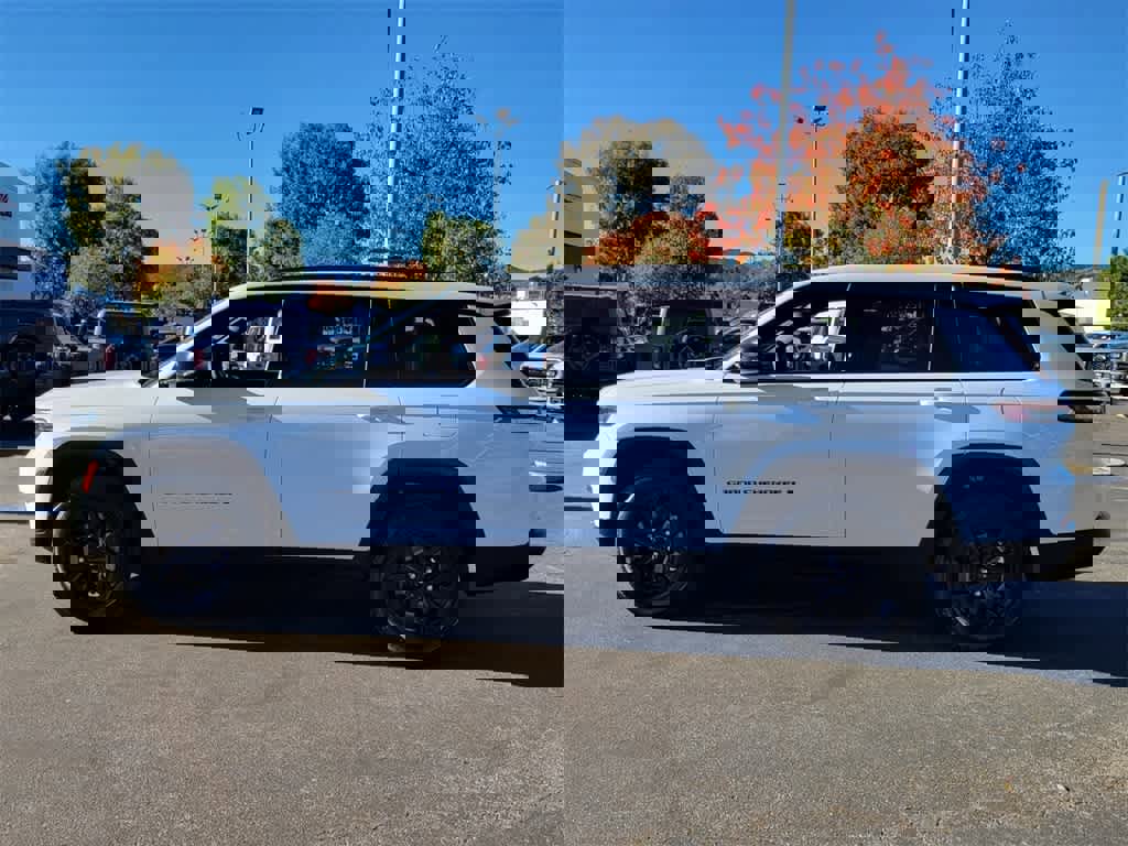 Used 2024 Jeep Grand Cherokee L Laredo image 2