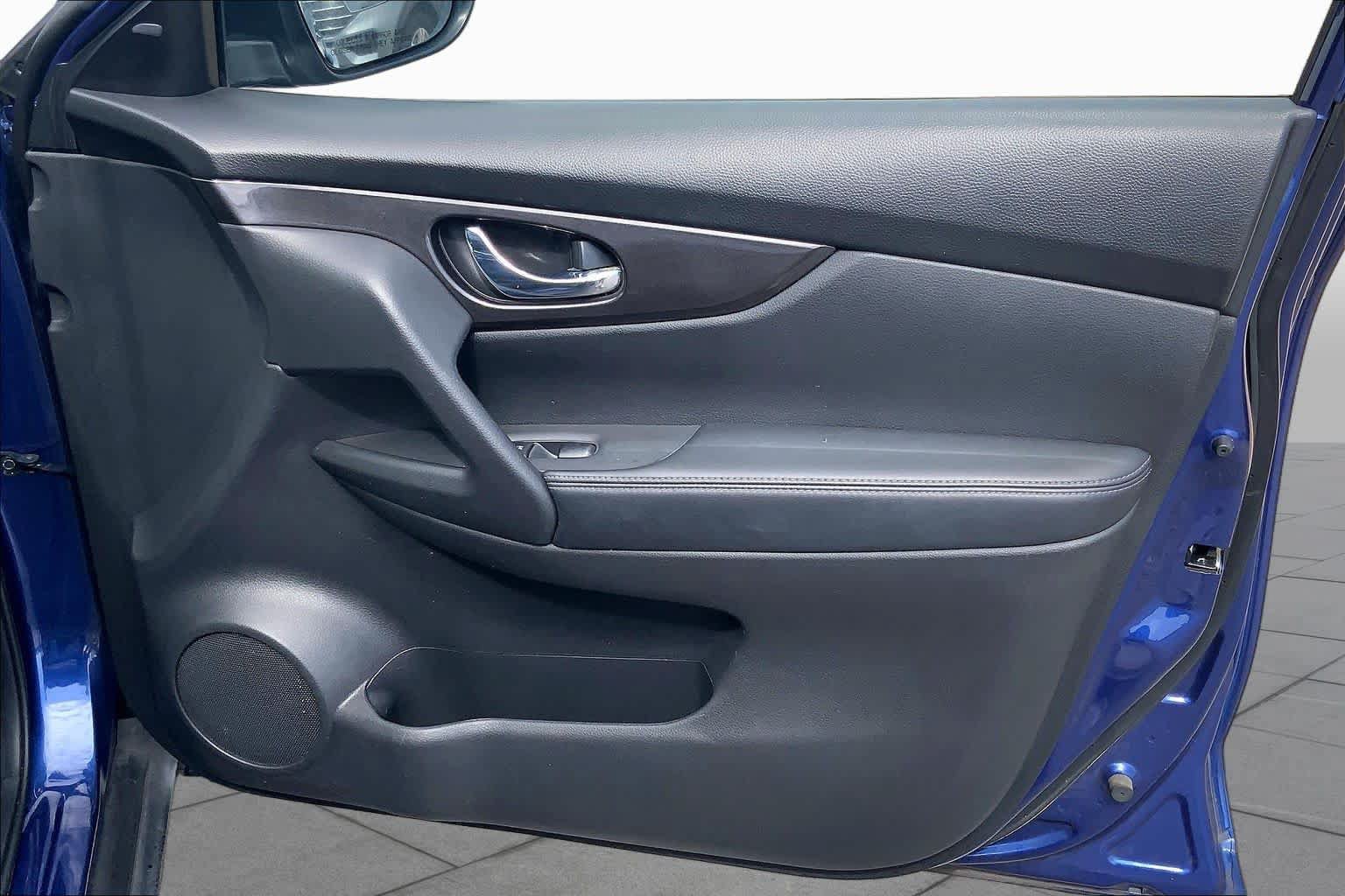 Used 2018 Nissan Rogue SV FWD image 23