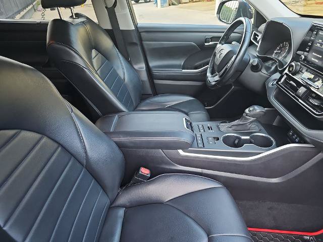 Used 2022 Toyota Highlander XLE AWD/4WD image 10