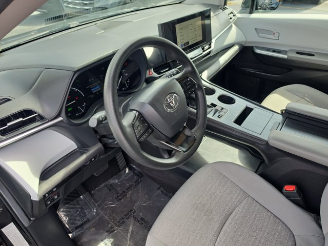 Used 2025 Toyota Sienna LE FWD image 20