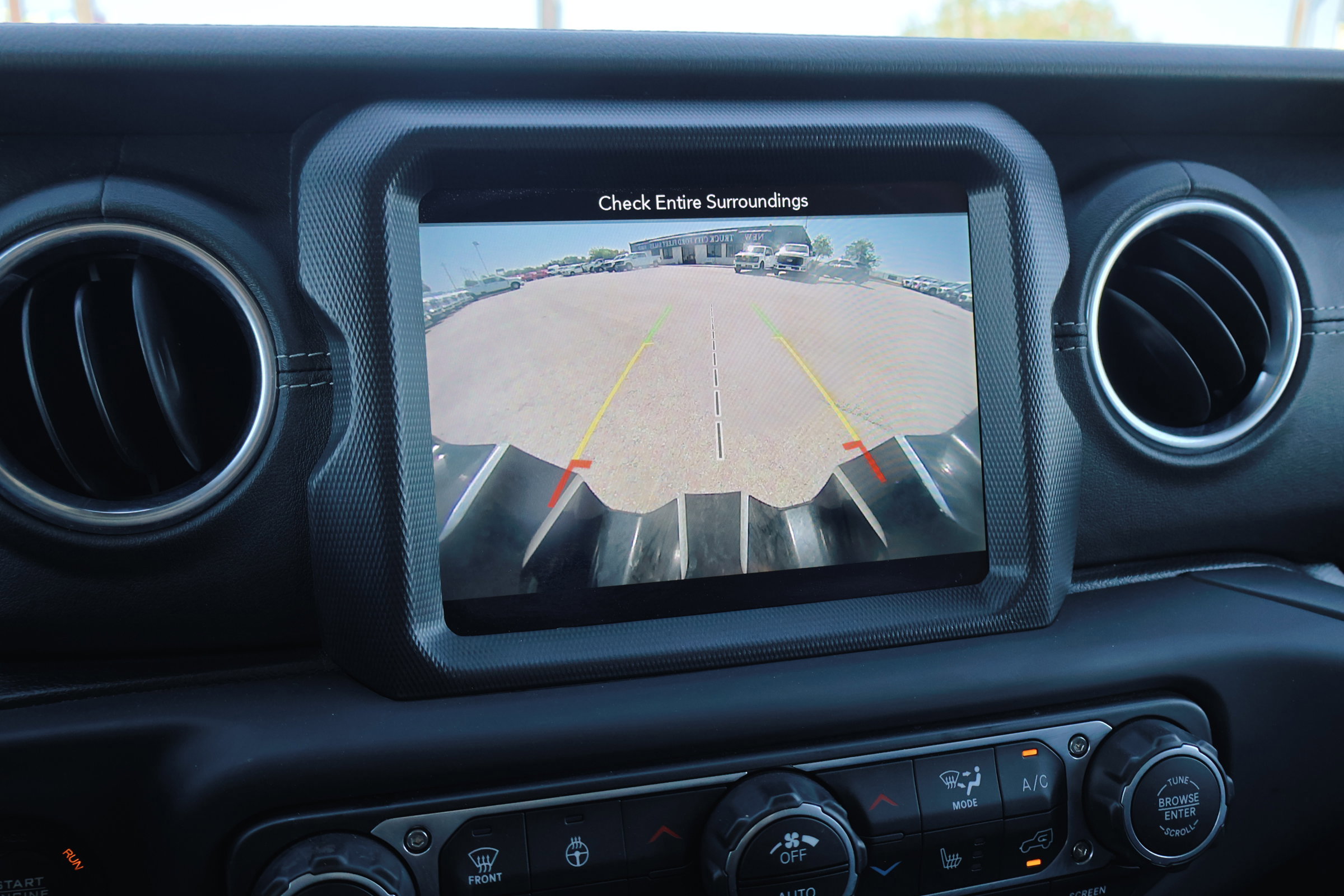 Used 2019 Jeep Wrangler Unlimited Sahara image 23