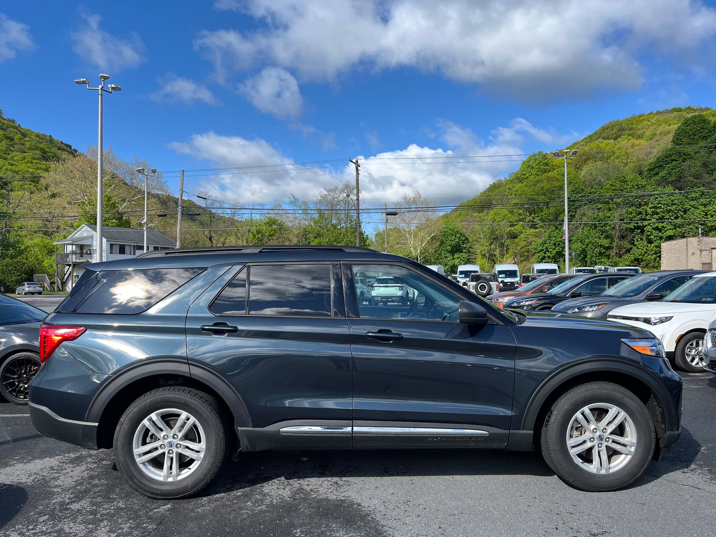 Certified 2022 Ford Explorer XLT w/ Equipment Group 202A AWD/4WD image 4