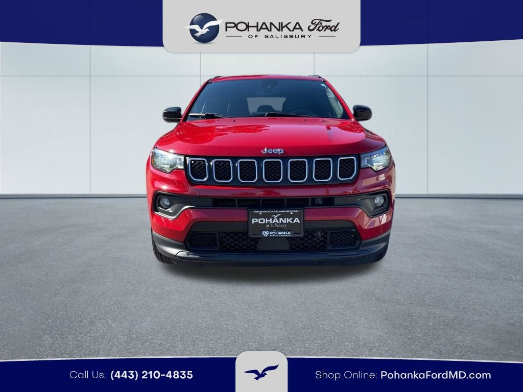 Used 2024 Jeep Compass Latitude AWD/4WD image 3