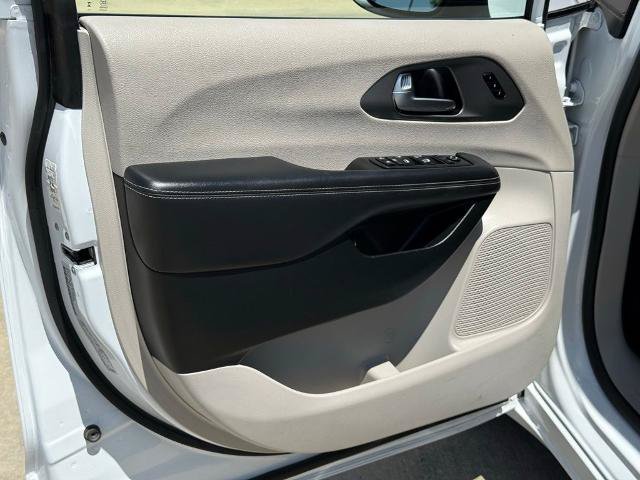 Used 2023 Chrysler Pacifica Touring-L FWD image 16