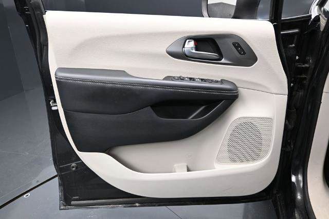 Used 2023 Chrysler Pacifica Touring-L FWD image 18
