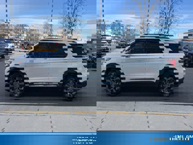 Certified 2025 Ford Explorer Active w/ Active Comfort Package image 2