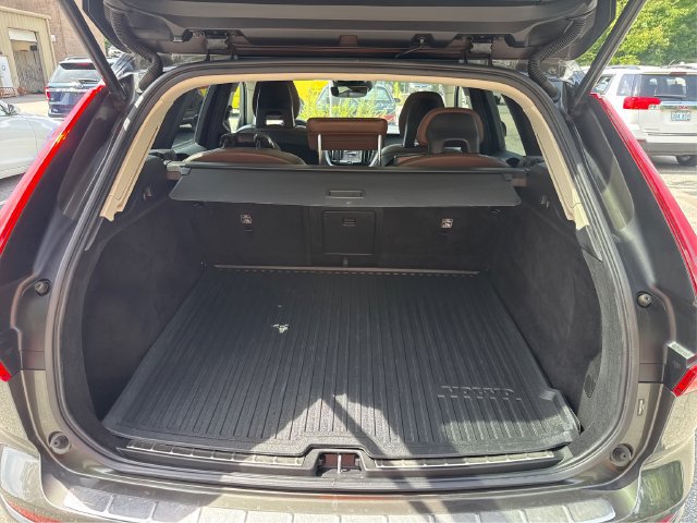 Used 2018 Volvo XC60 T5 Momentum w/ Vision Package AWD/4WD image 14