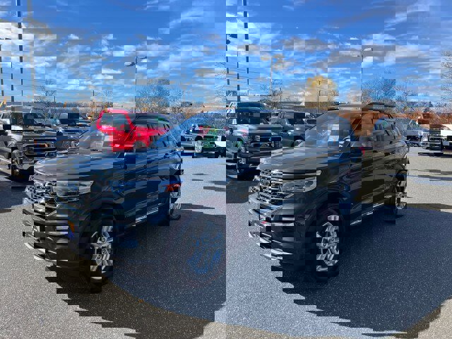 Certified 2022 Ford Explorer XLT w/ Equipment Group 202A image 3