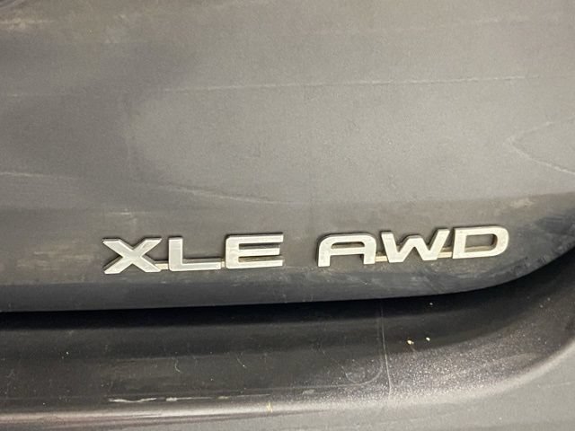 Used 2021 Toyota Highlander XLE AWD/4WD image 30