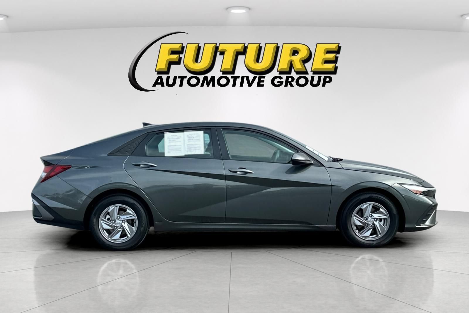 Used 2025 Hyundai Elantra SE FWD image 2