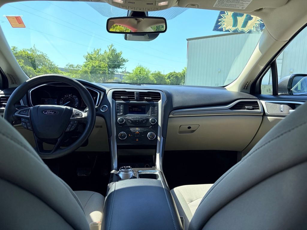 Certified 2017 Ford Fusion SE FWD image 6
