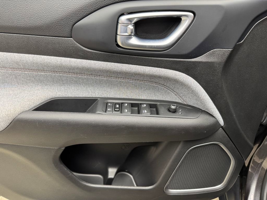 Used 2022 Jeep Compass Latitude image 12