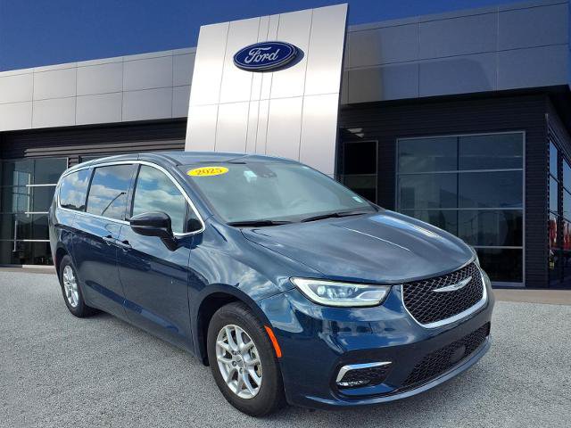 Used 2025 Chrysler Pacifica Select FWD image 1